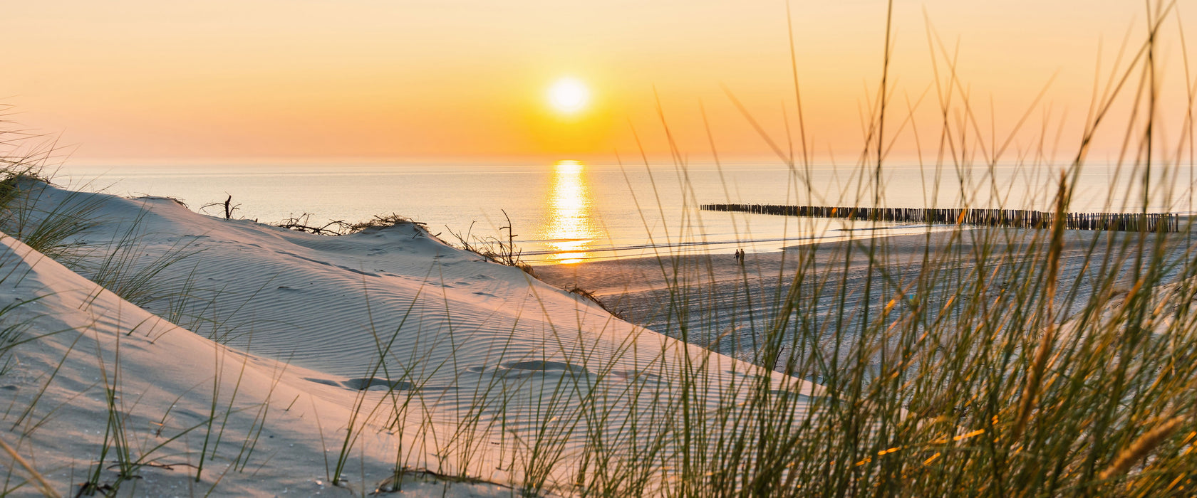 Dünenblick auf Meer bei Sonnenuntergang, Glasbild Panorama