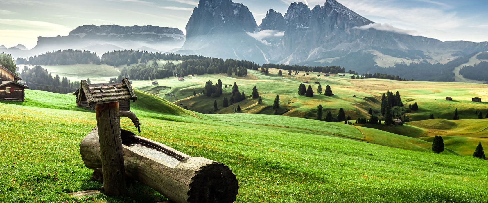 Wassertrog auf Wiese in den Dolomiten, Glasbild Panorama