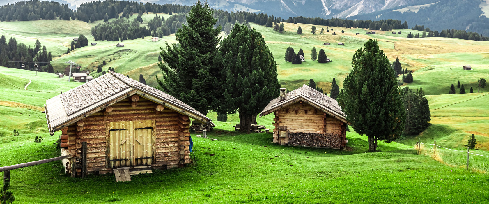 Blockhäuser in den Dolomiten, Glasbild Panorama