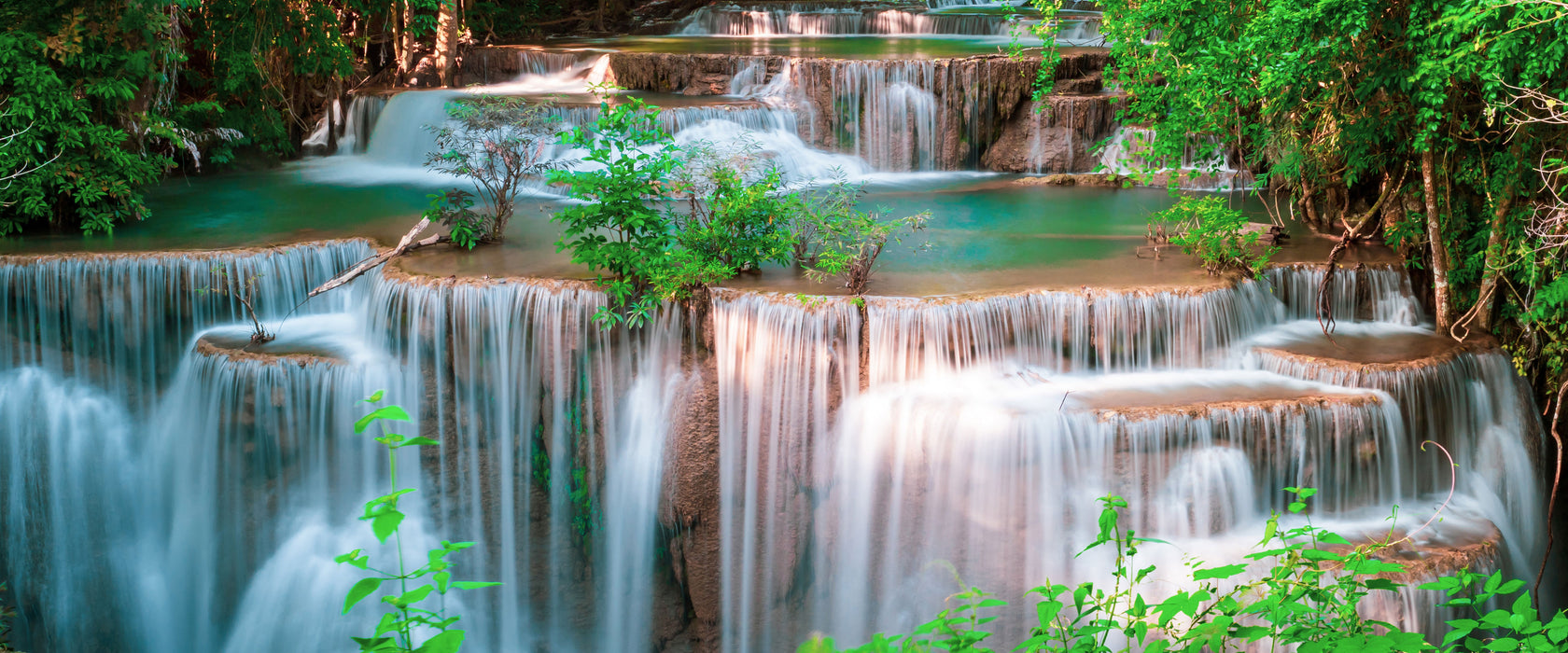 Türkise Wasserfälle in Thailand, Glasbild Panorama