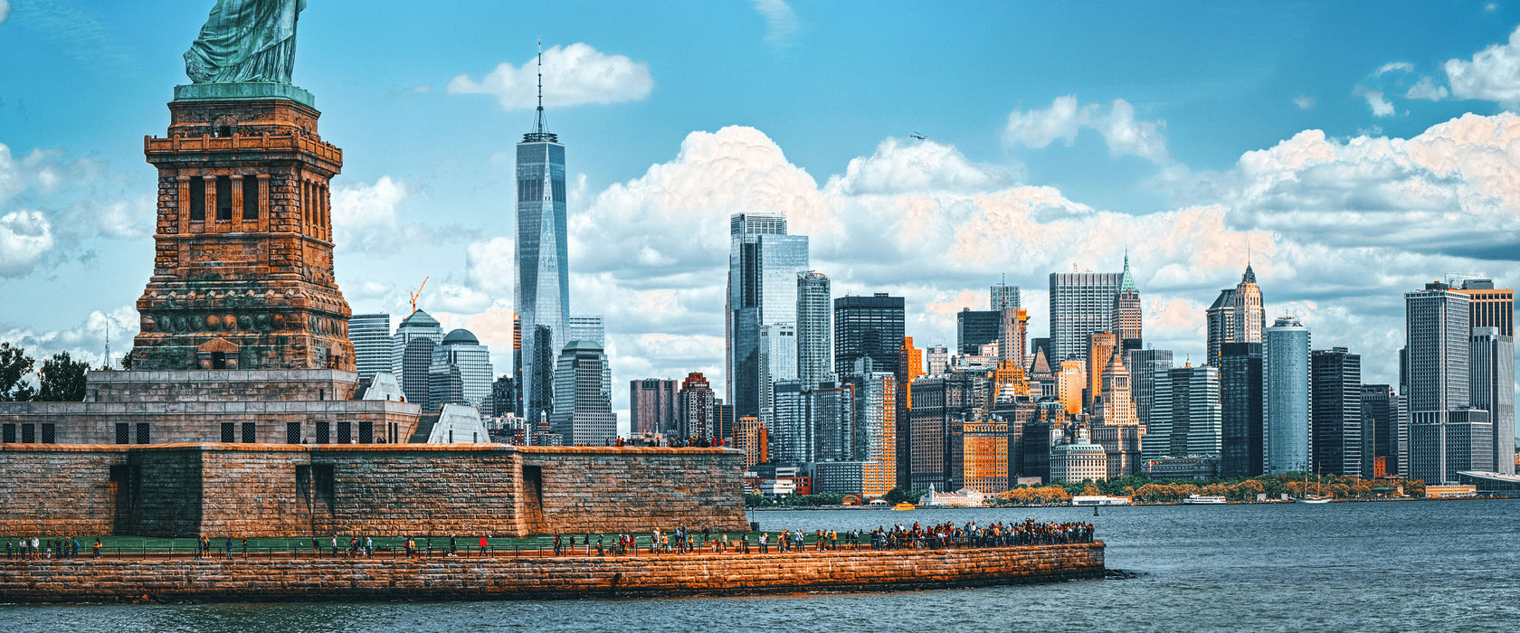 Freiheitsstatue mit New Yorker Skyline, Glasbild Panorama