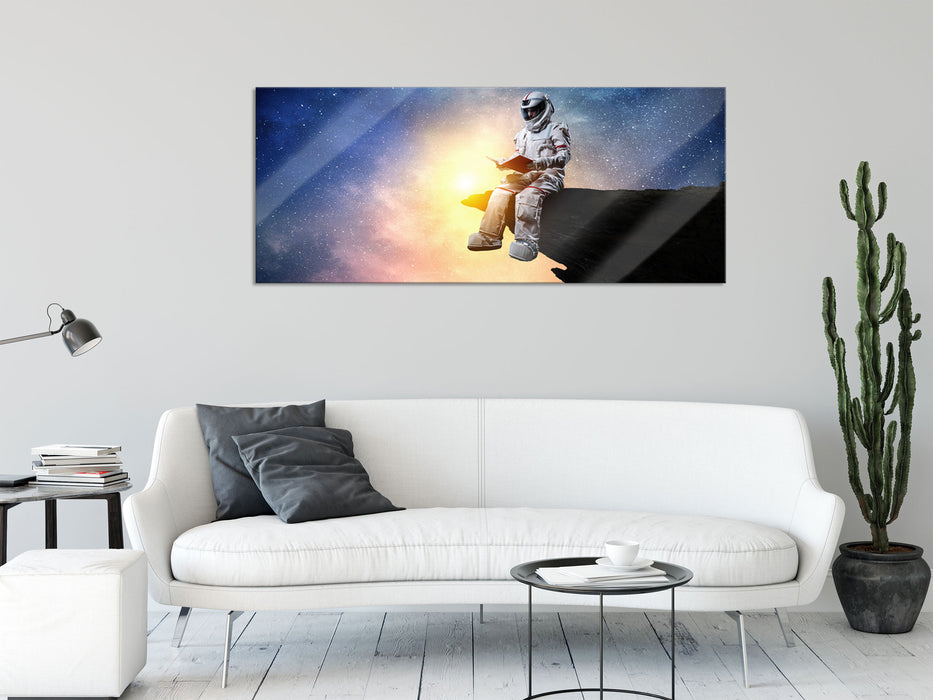 Lesender Astronaut auf Vorsprung vor Galaxie, Glasbild Panorama