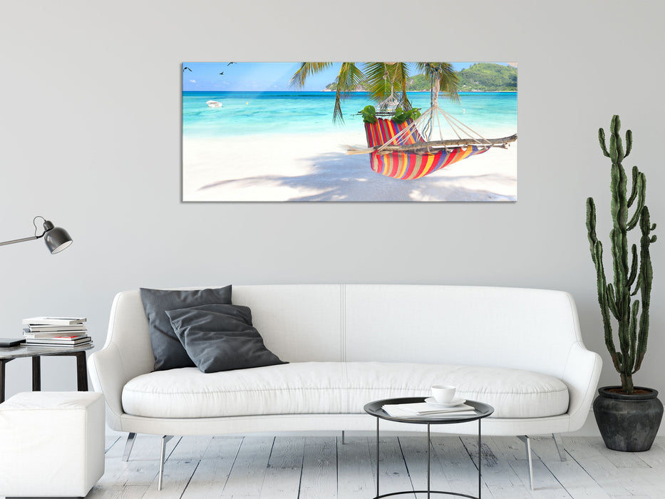 Bunte Hängematte am Traumstrand, Glasbild Panorama