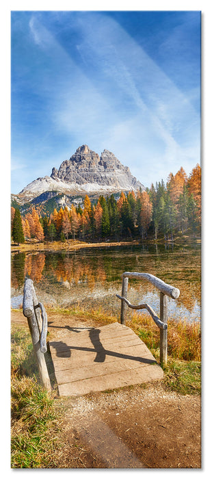 Pixxprint Holzbrücke an Dolomiten See im Herbst, Glasbild Panorama