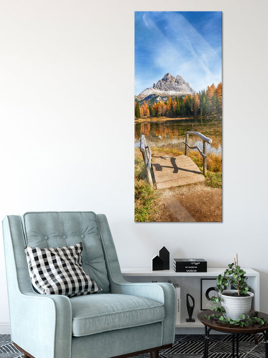 Holzbrücke an Dolomiten See im Herbst, Glasbild Panorama