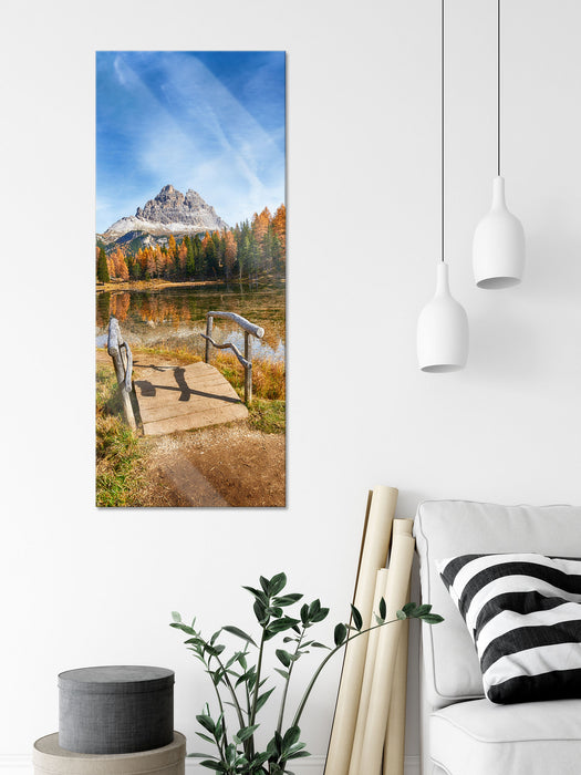 Holzbrücke an Dolomiten See im Herbst, Glasbild Panorama