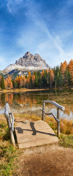 Holzbrücke an Dolomiten See im Herbst, Glasbild Panorama