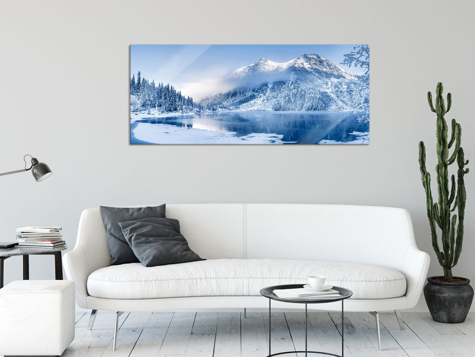 Winterlandschaft mit gefrorenem Bergsee, Glasbild Panorama