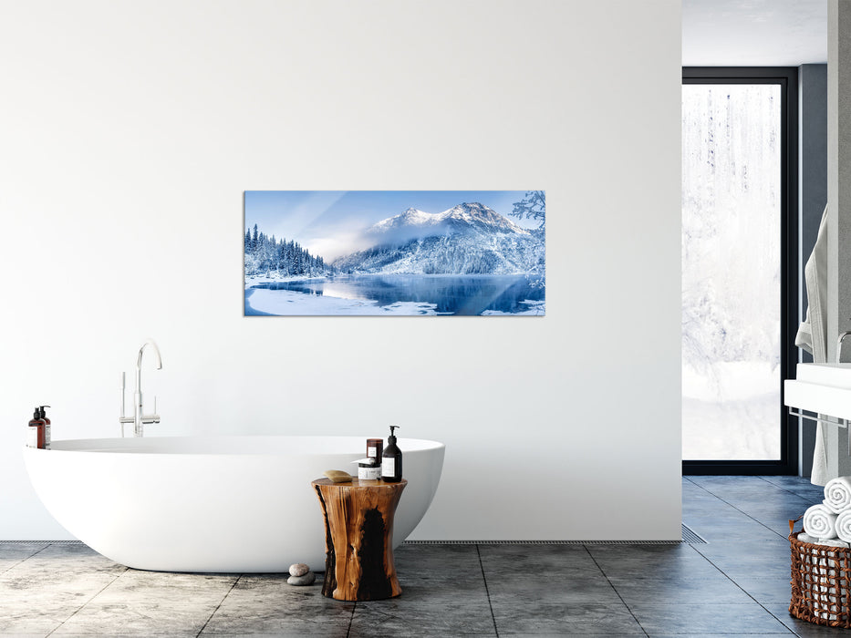 Winterlandschaft mit gefrorenem Bergsee, Glasbild Panorama