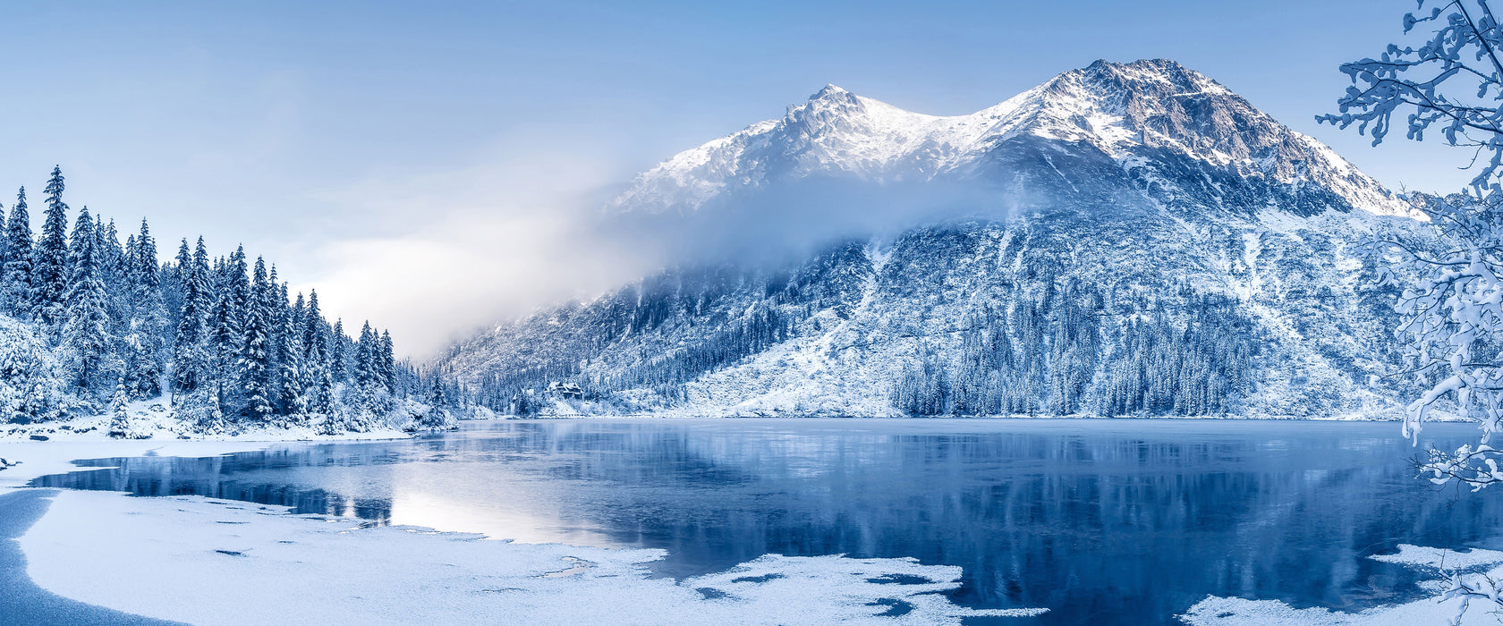 Winterlandschaft mit gefrorenem Bergsee, Glasbild Panorama