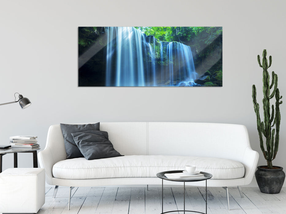 Tropischer Wasserfall im Wald, Glasbild Panorama