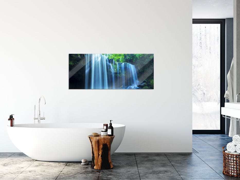 Tropischer Wasserfall im Wald, Glasbild Panorama