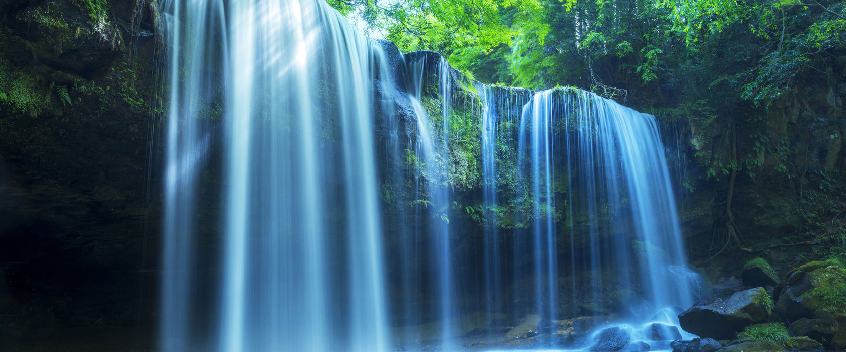 Tropischer Wasserfall im Wald, Glasbild Panorama