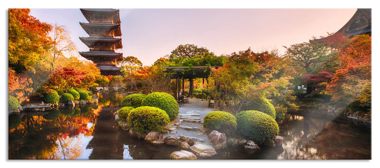 Pixxprint See im Herbst vor japanischem Tempel, Glasbild Panorama