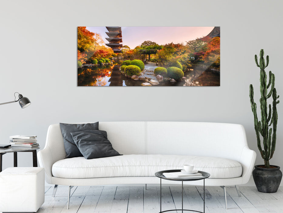 See im Herbst vor japanischem Tempel, Glasbild Panorama