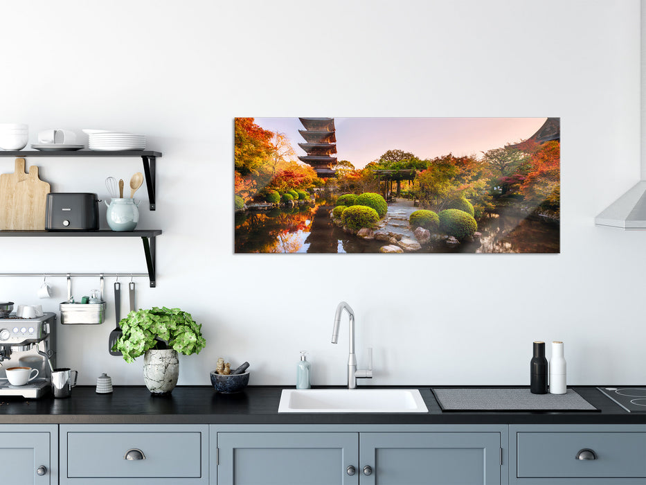 See im Herbst vor japanischem Tempel, Glasbild Panorama