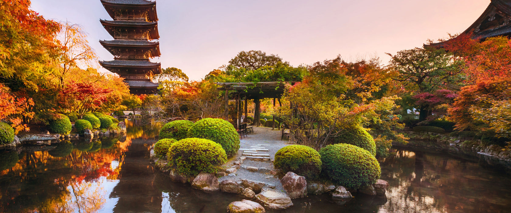 See im Herbst vor japanischem Tempel, Glasbild Panorama