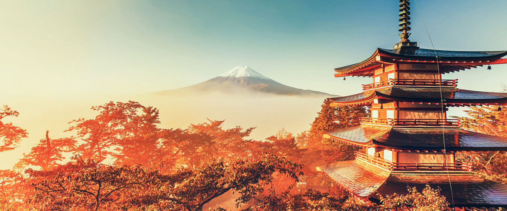 Japanischer Tempel in bunten Baumwipfeln, Glasbild Panorama