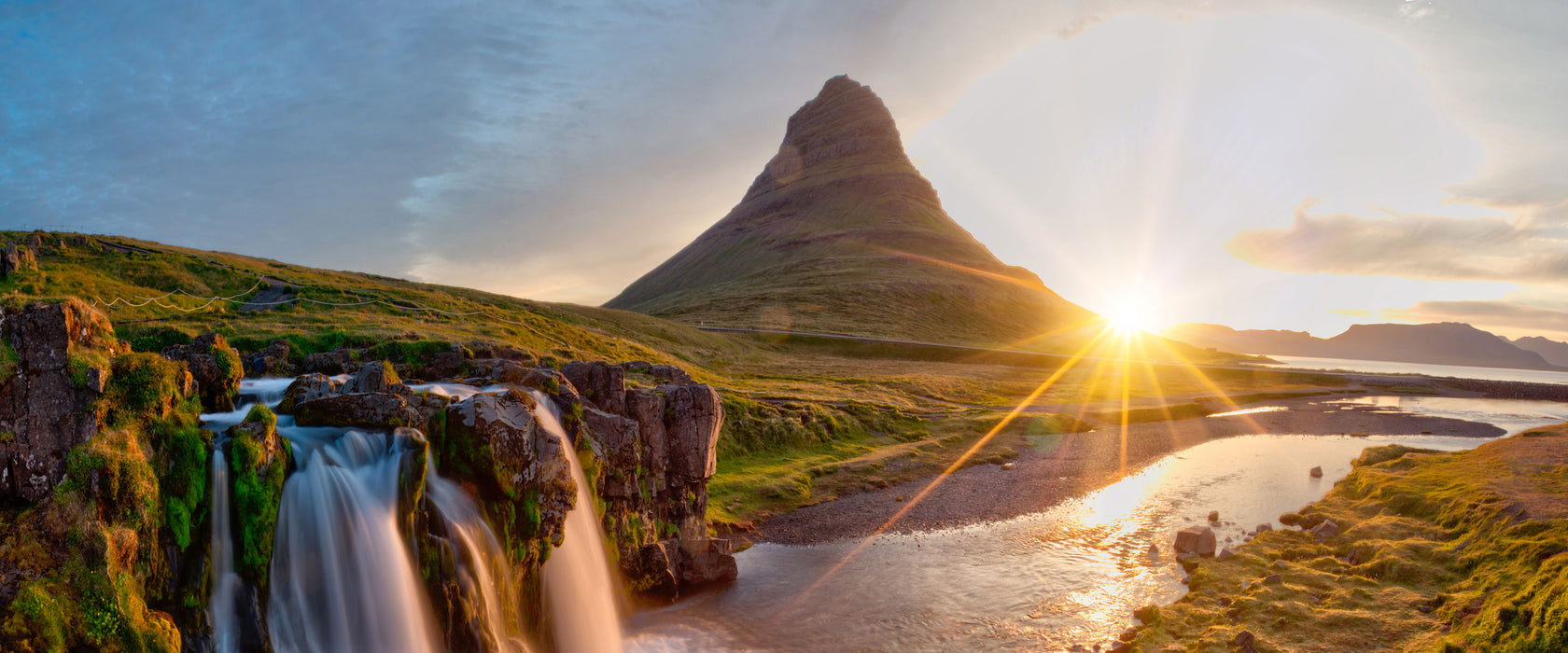 Wasserfall in Isalnd bei Sonnenuntergang, Glasbild Panorama