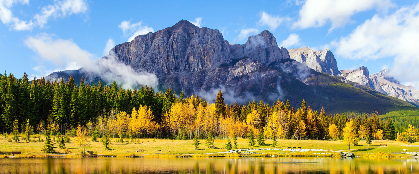 Kanadischer Herbstwald und Berge am See, Glasbild Panorama