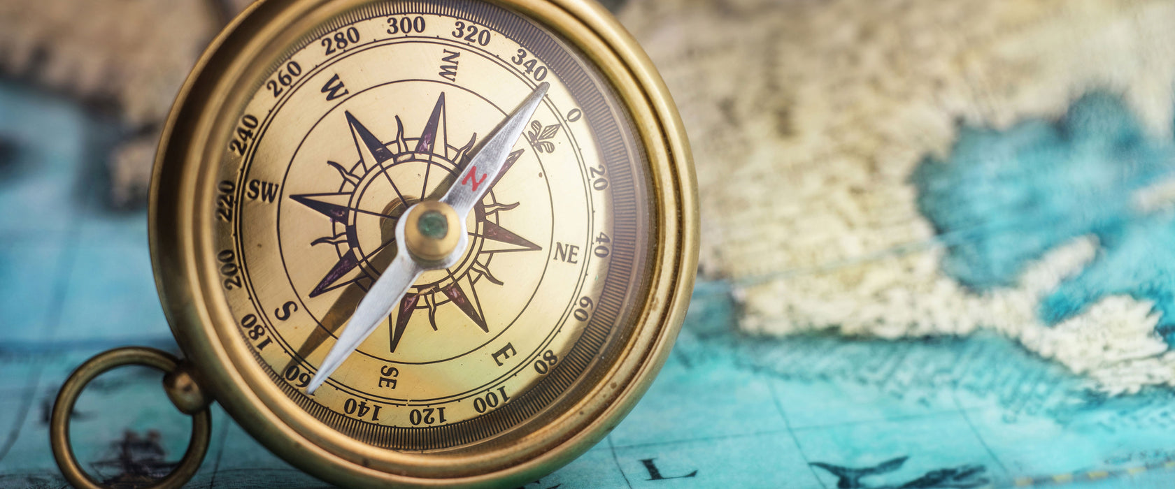 Alter Kompass auf Weltkarte, Glasbild Panorama