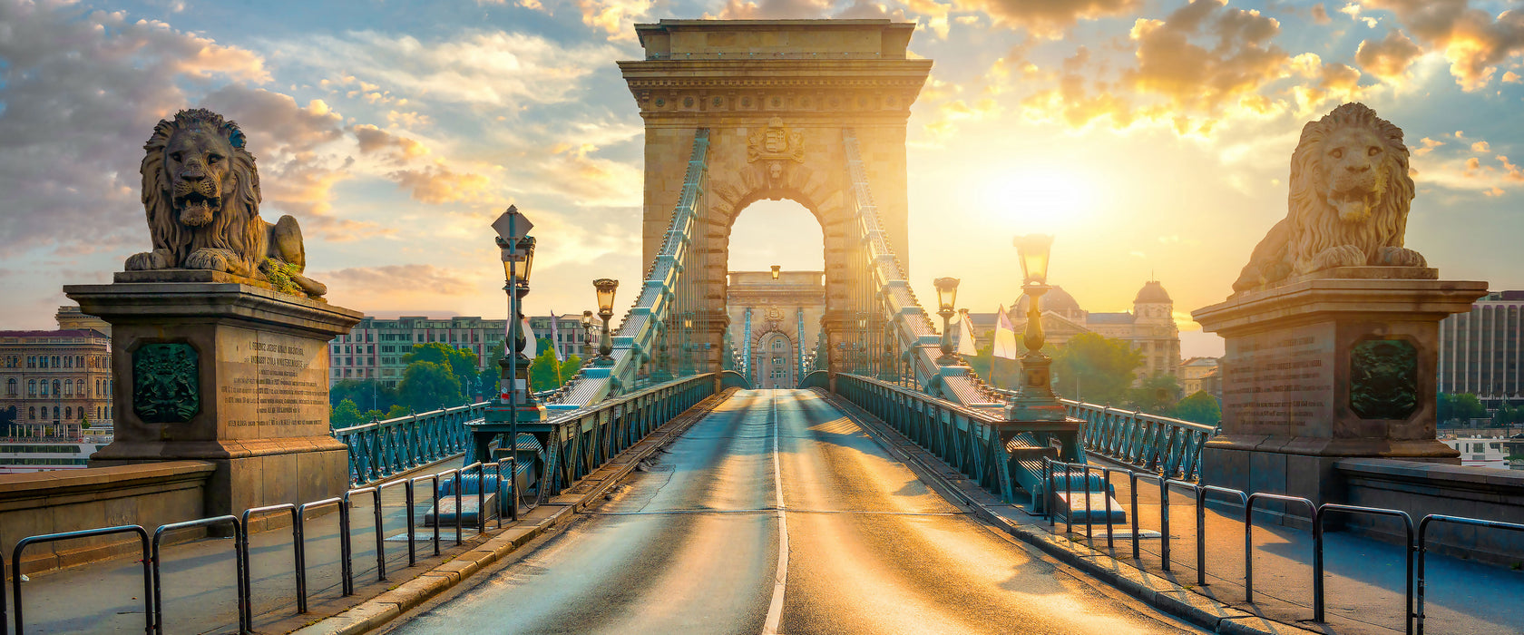 Brücke in Budapest bei Sonnenuntergang, Glasbild Panorama