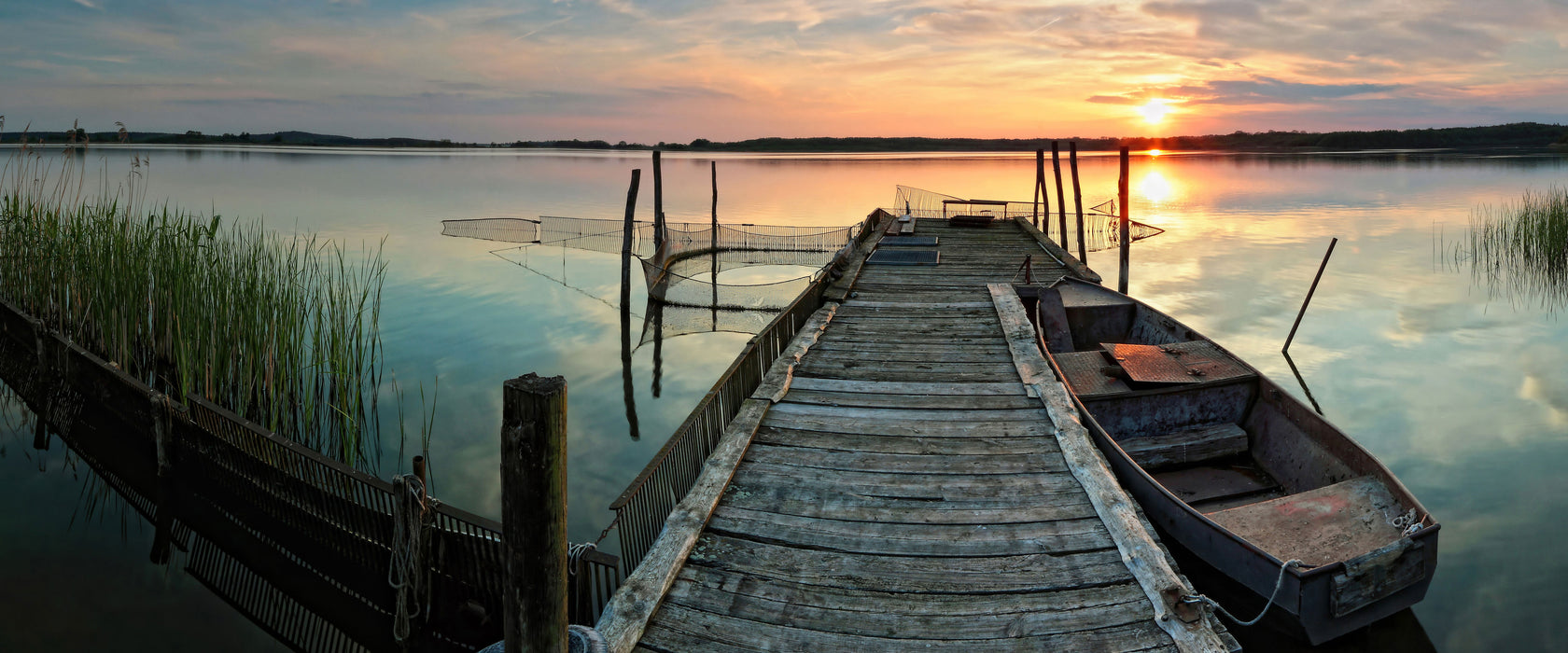 Weitwinkel Holzsteg im Sonnenuntergang, Glasbild Panorama