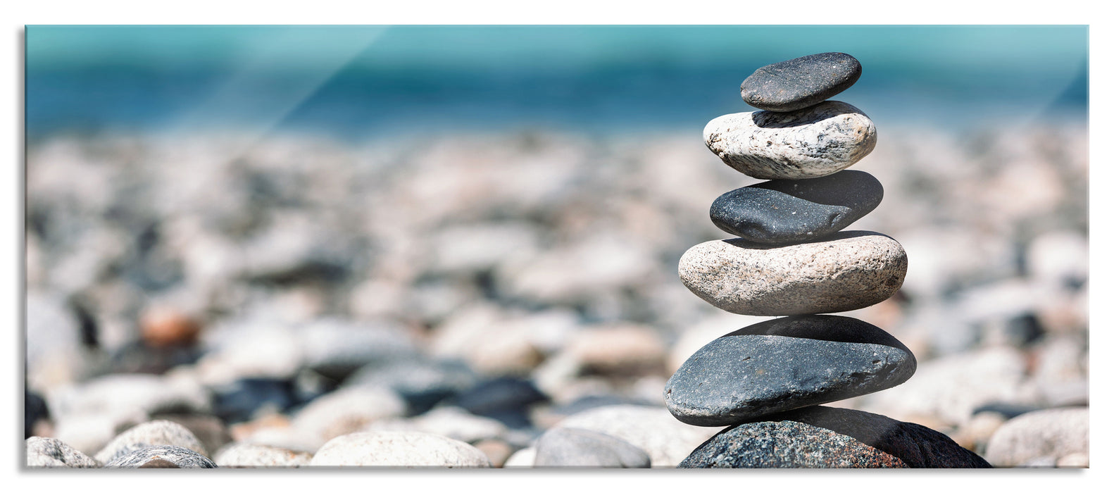 Steinpyramide am Kiesstrand, Glasbild Panorama