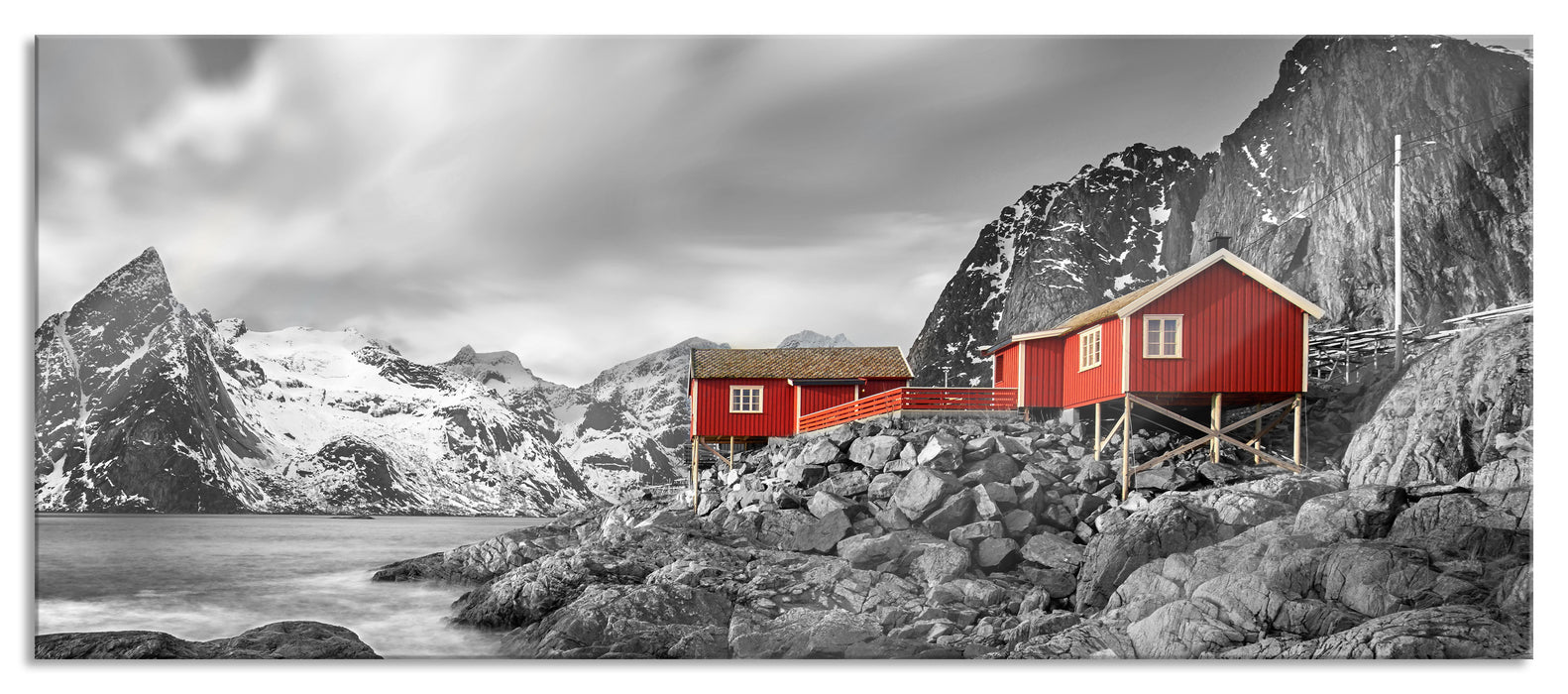 Pixxprint Einsames rotes Haus am Meer in Norwegen B&W Detail, Glasbild Panorama