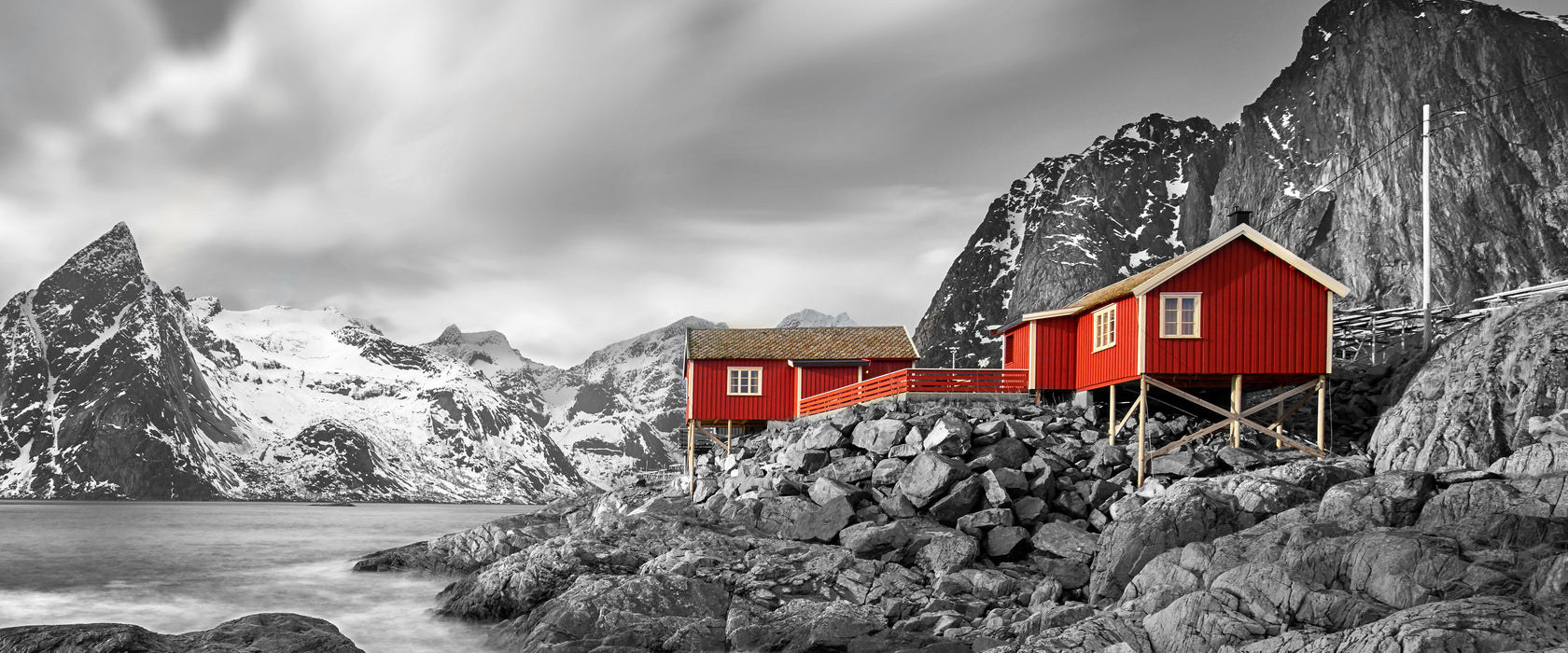 Einsames rotes Haus am Meer in Norwegen B&W Detail, Glasbild Panorama