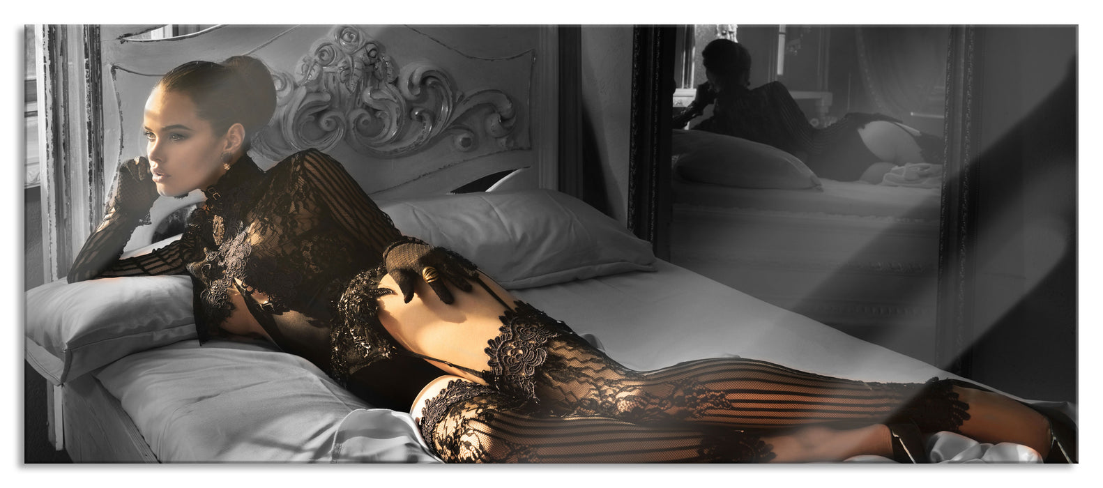 Frau mit sexy Dessous im Bett B&W Detail, Glasbild Panorama