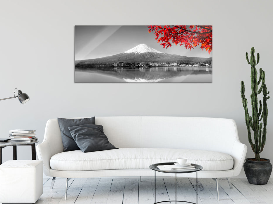 Berg Fujiyama mit herbstlich rotem Baum B&W Detail, Glasbild Panorama