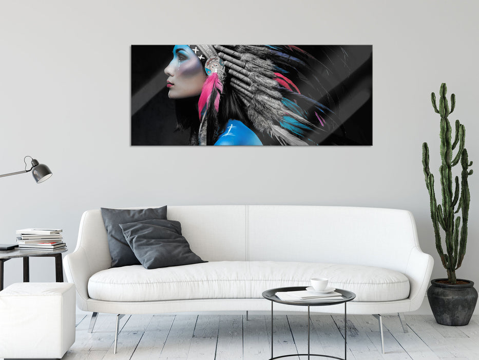 Frau mit buntem indianischen Kopfschmuck B&W Detail, Glasbild Panorama