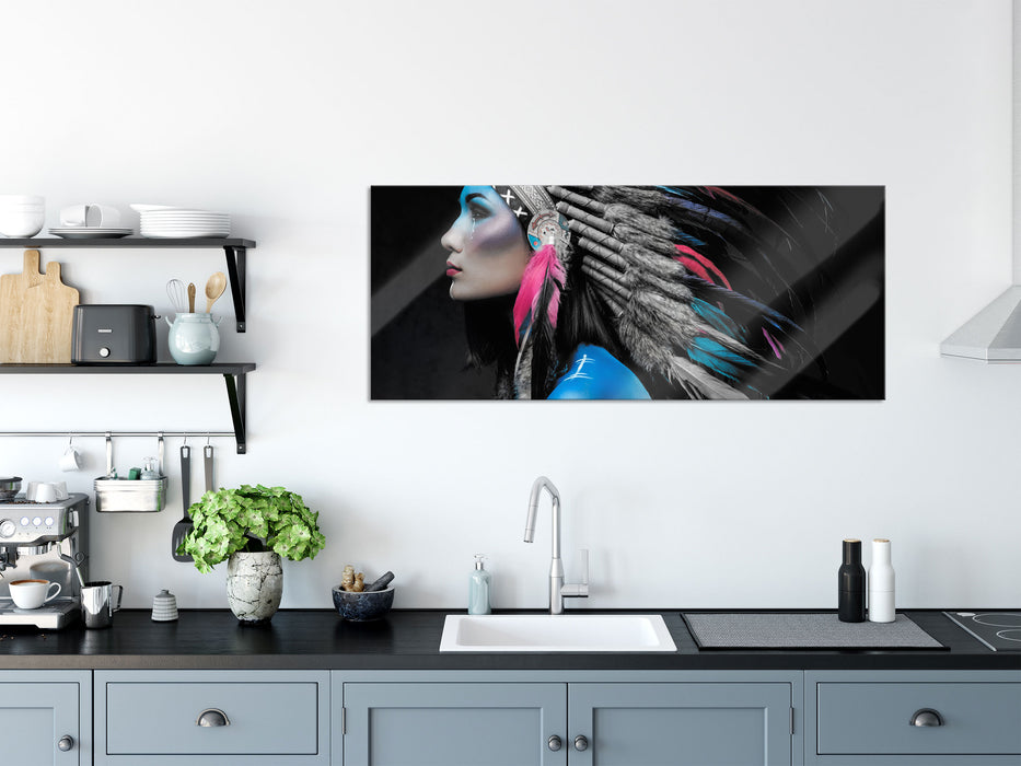 Frau mit buntem indianischen Kopfschmuck B&W Detail, Glasbild Panorama