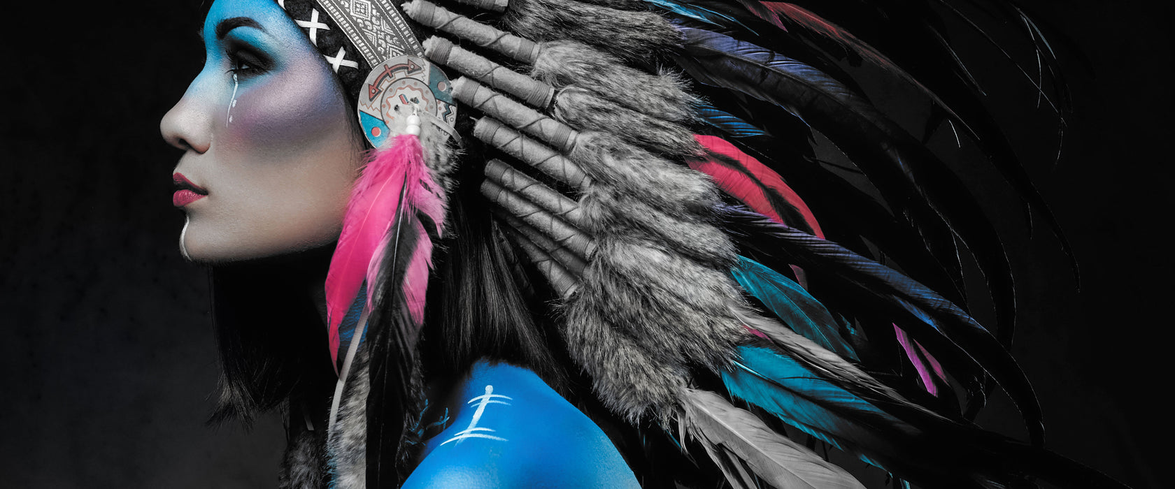 Frau mit buntem indianischen Kopfschmuck B&W Detail, Glasbild Panorama