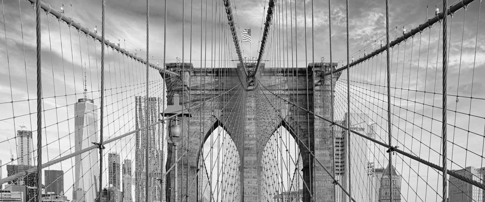 Leere Brooklyn Bridge in New York City B&W Detail, Glasbild Panorama