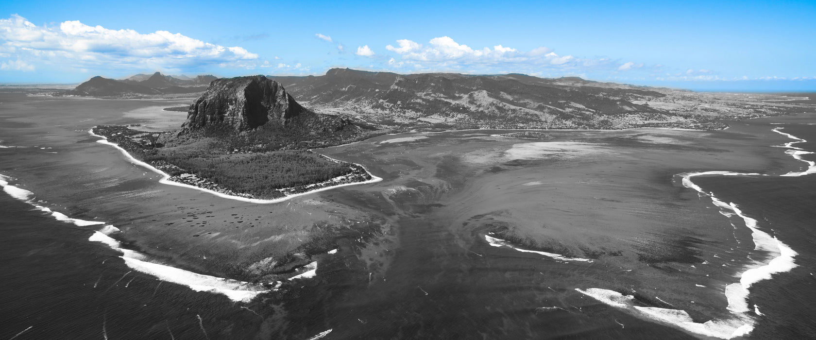 Blick von oben auf die Trauminsel Mauritius B&W Detail, Glasbild Panorama