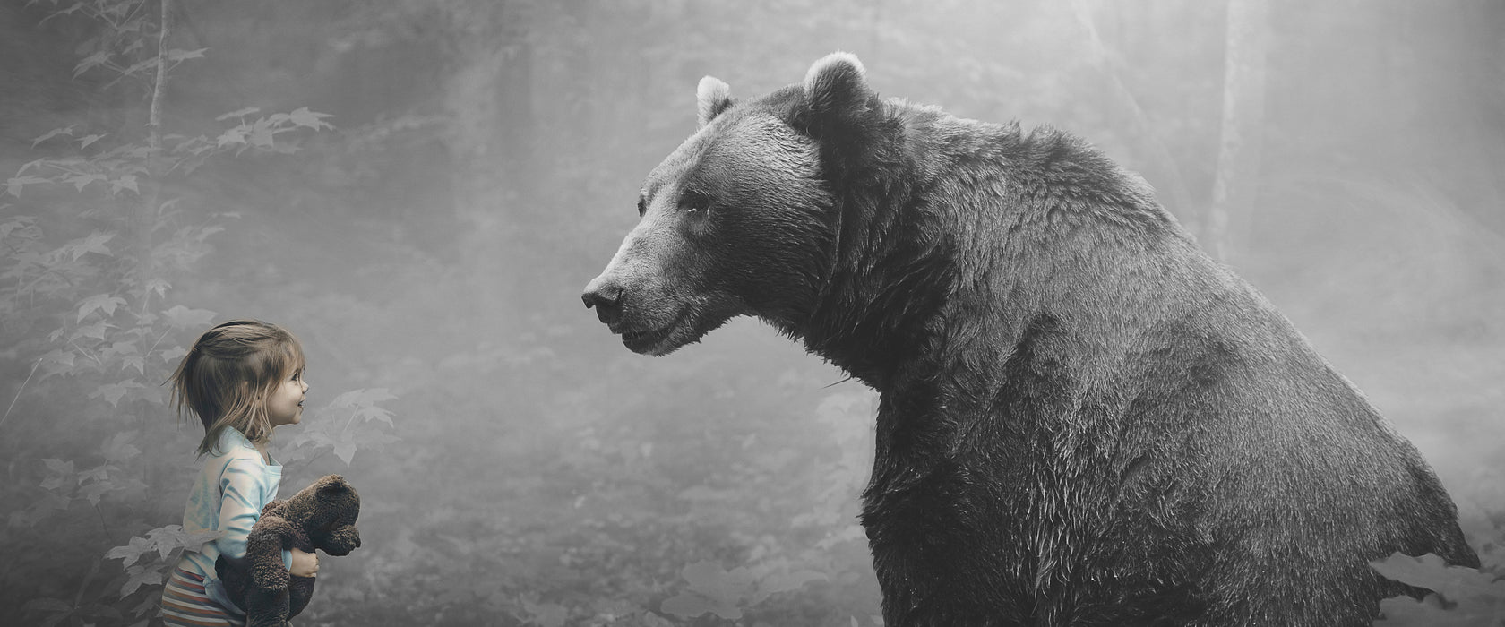 Mädchen mit Teddy und Bär im Wald B&W Detail, Glasbild Panorama