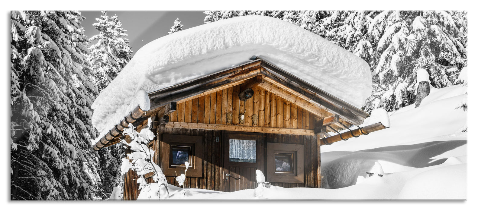 Pixxprint Verschneite Skihütte in Alpenwald B&W Detail, Glasbild Panorama