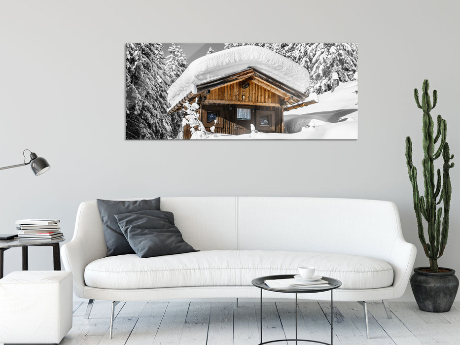 Verschneite Skihütte in Alpenwald B&W Detail, Glasbild Panorama