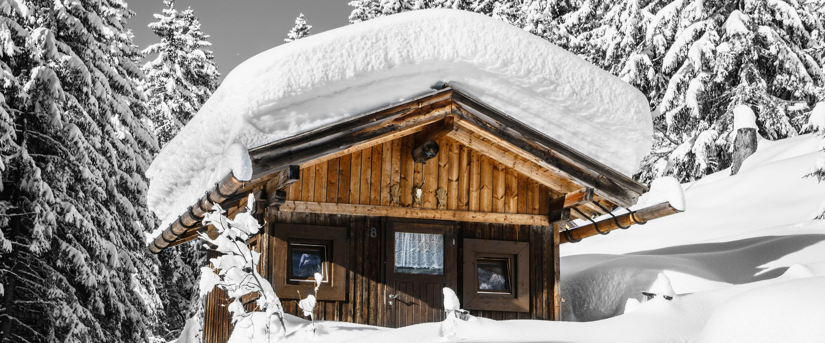 Verschneite Skihütte in Alpenwald B&W Detail, Glasbild Panorama