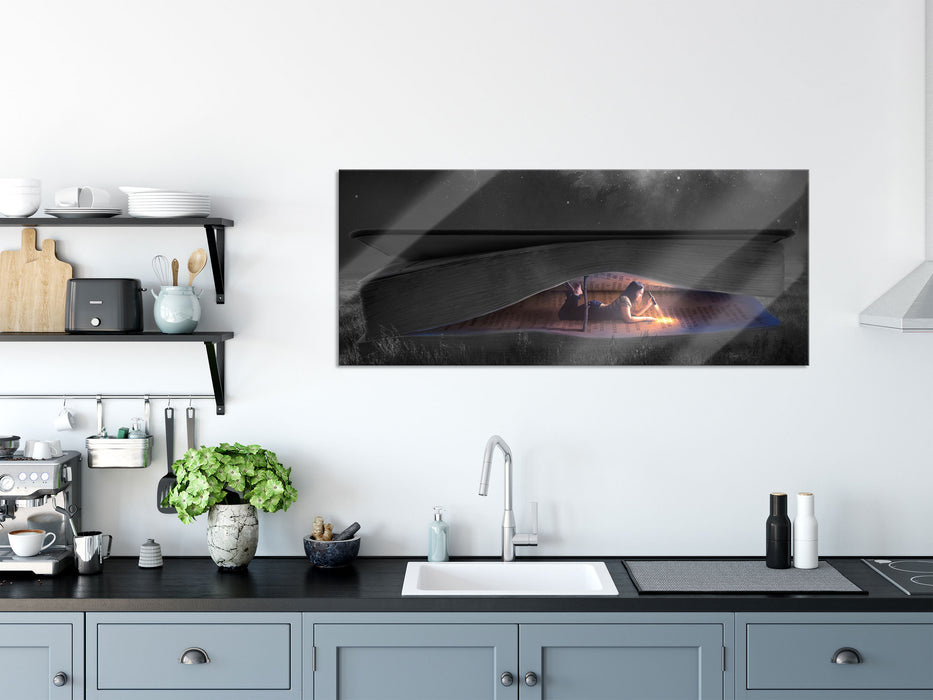 Mädchen liest nachts in einem Buch-Zelt  B&W Detail, Glasbild Panorama