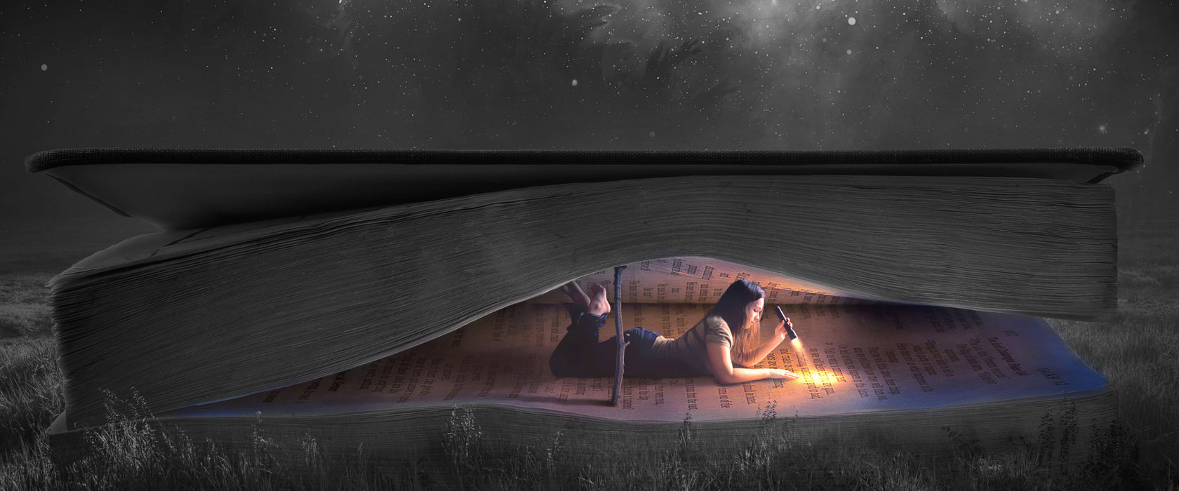 Mädchen liest nachts in einem Buch-Zelt  B&W Detail, Glasbild Panorama