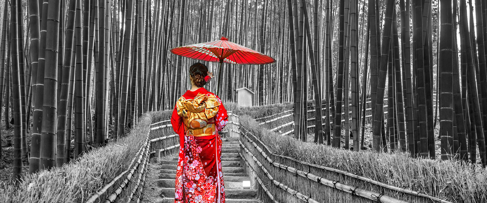 Frau im janapischen Kimono im Bambuswald B&W Detail, Glasbild Panorama