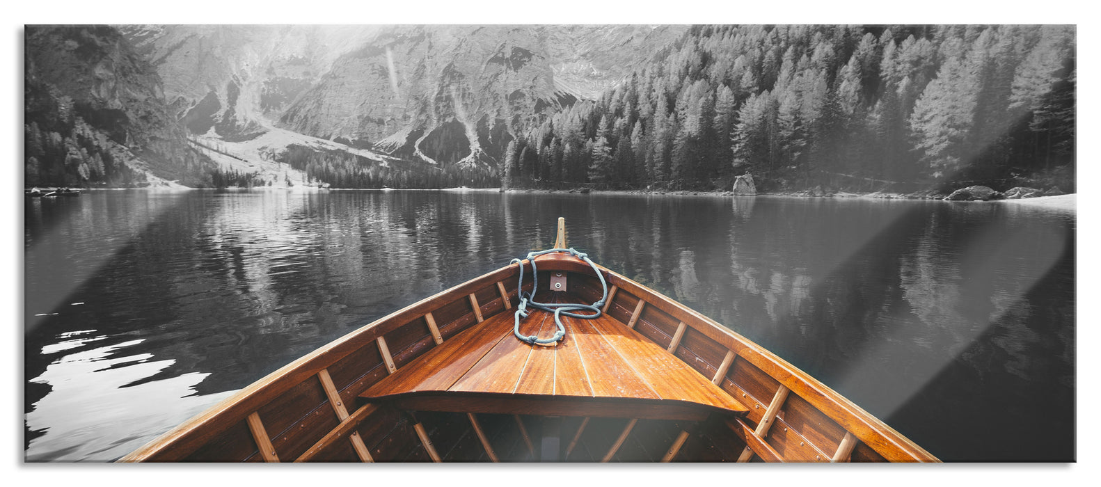 Pixxprint Holzboot auf Alpensee in den Dolomiten B&W Detail, Glasbild Panorama