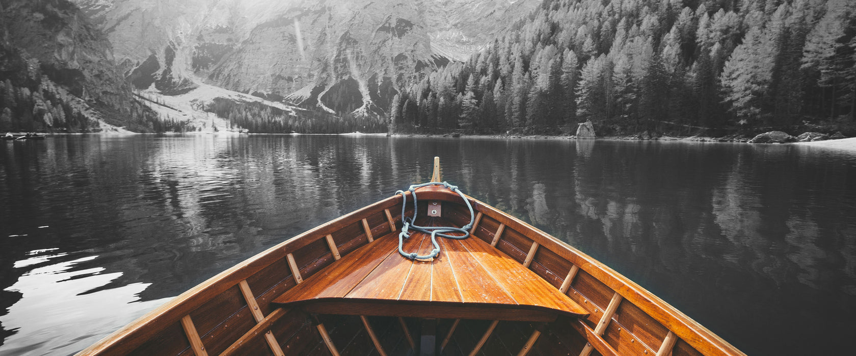 Holzboot auf Alpensee in den Dolomiten B&W Detail, Glasbild Panorama