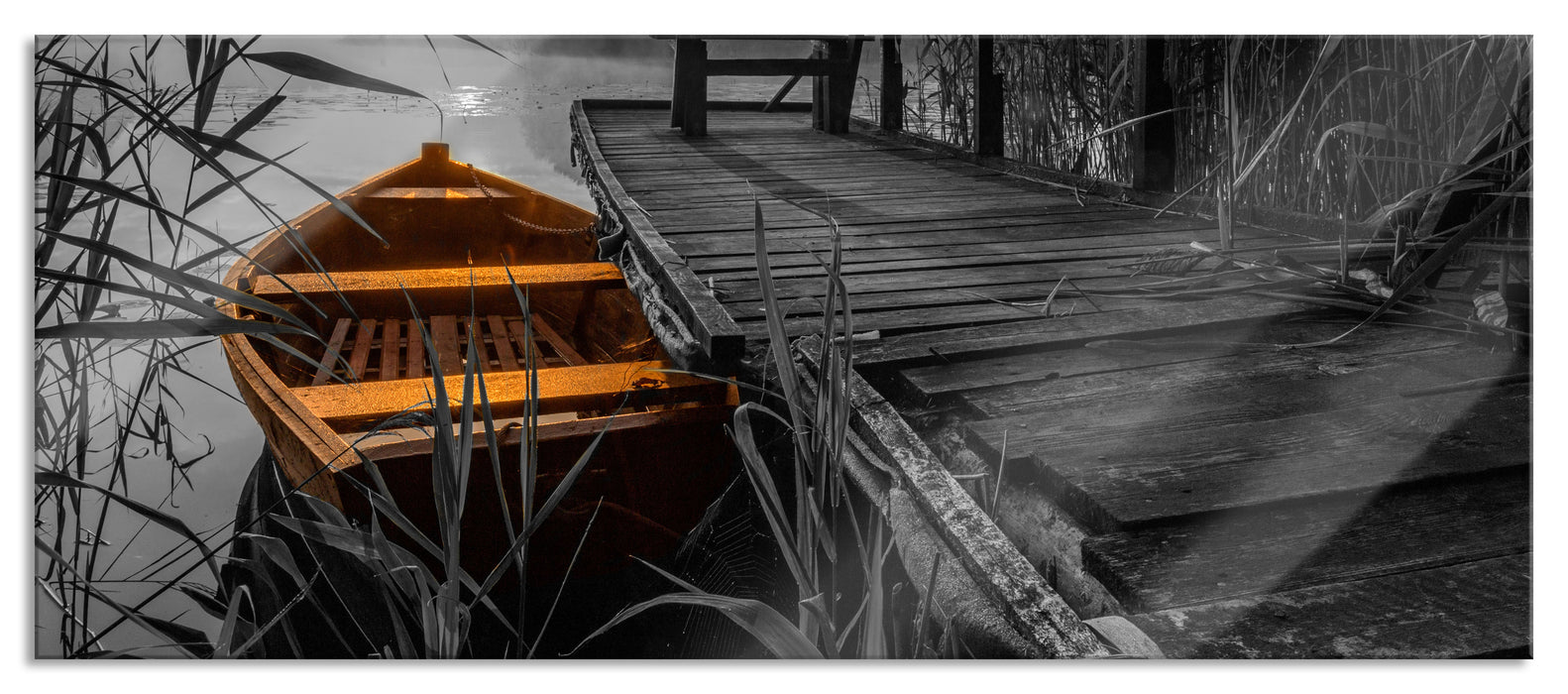 Pixxprint Bootssteg am See bei Sonnenuntergang B&W Detail, Glasbild Panorama