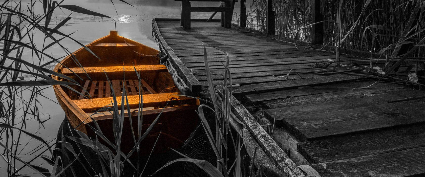 Bootssteg am See bei Sonnenuntergang B&W Detail, Glasbild Panorama