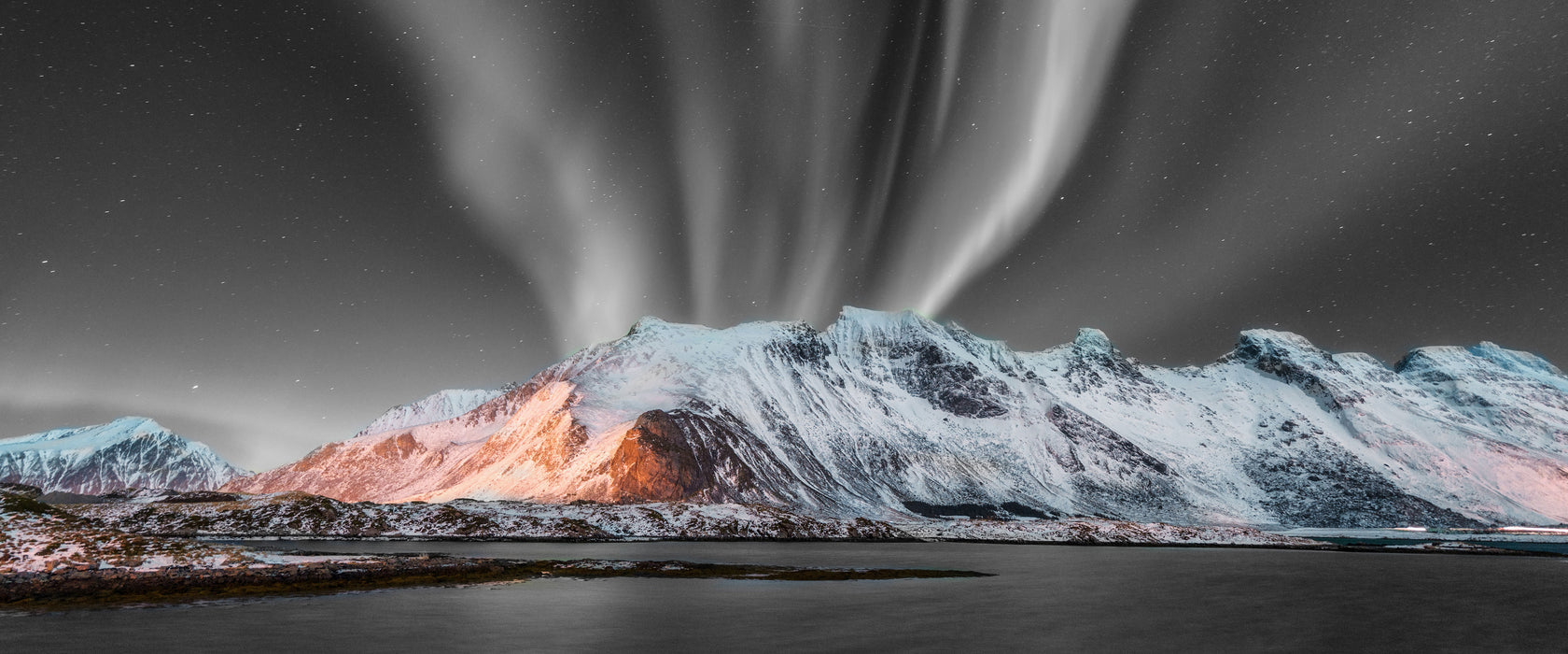 Nordlichter über Gletscher in Norwegen B&W Detail, Glasbild Panorama