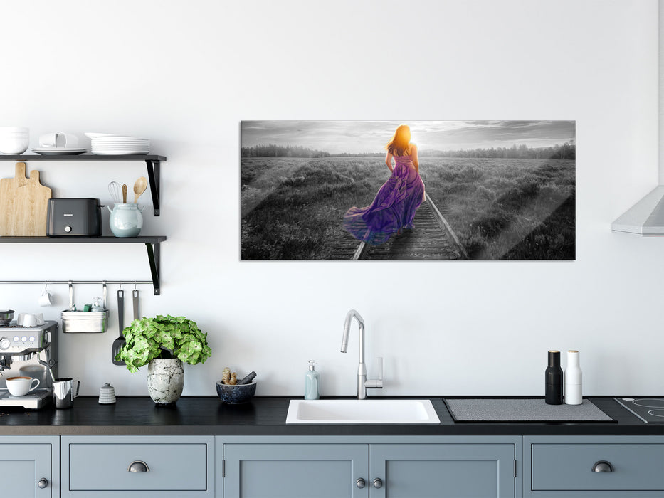 Frau auf Schienen bei Sonnenuntergang B&W Detail, Glasbild Panorama